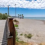 아파트 Renovated On Beachside With Pool