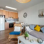 아파트 Renovated On Beachside With Pool