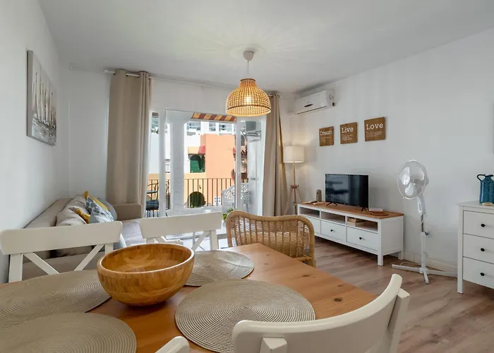 Апартаменты Renovated On Beachside With Pool